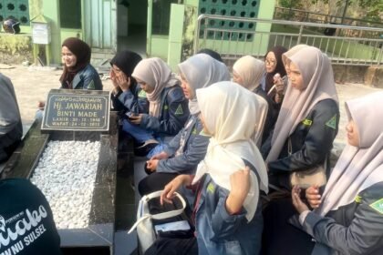 IPNU-IPPNU Makassar memperingati Hari Santri melalui kegiatan ziarah makam ulama. (ft/ho)