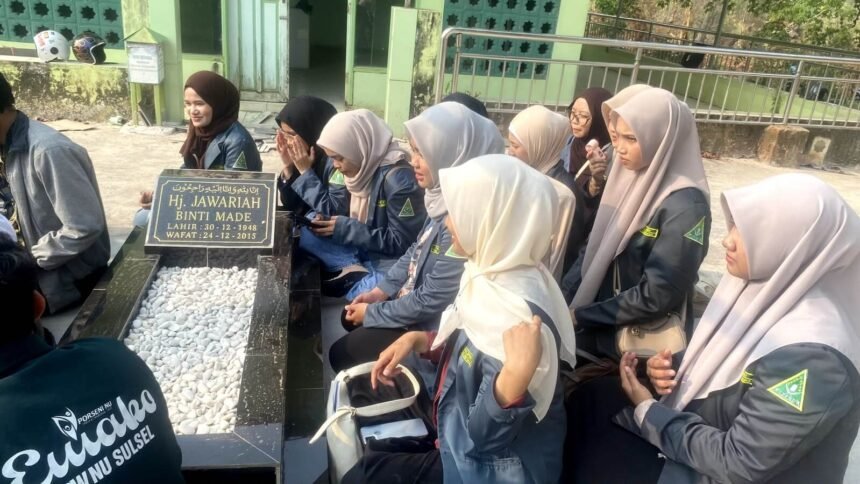 IPNU-IPPNU Makassar memperingati Hari Santri melalui kegiatan ziarah makam ulama. (ft/ho)