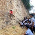 Mahasiswa PKO UNIMEN mengikuti praktik panjat tebing di Tebing Alam Mandu, Enrekang, sebagai bagian dari pembelajaran lapangan bersama FPTI Kabupaten Enrekang.