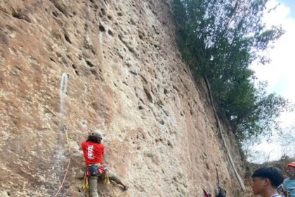 Mahasiswa PKO UNIMEN mengikuti praktik panjat tebing di Tebing Alam Mandu, Enrekang, sebagai bagian dari pembelajaran lapangan bersama FPTI Kabupaten Enrekang.