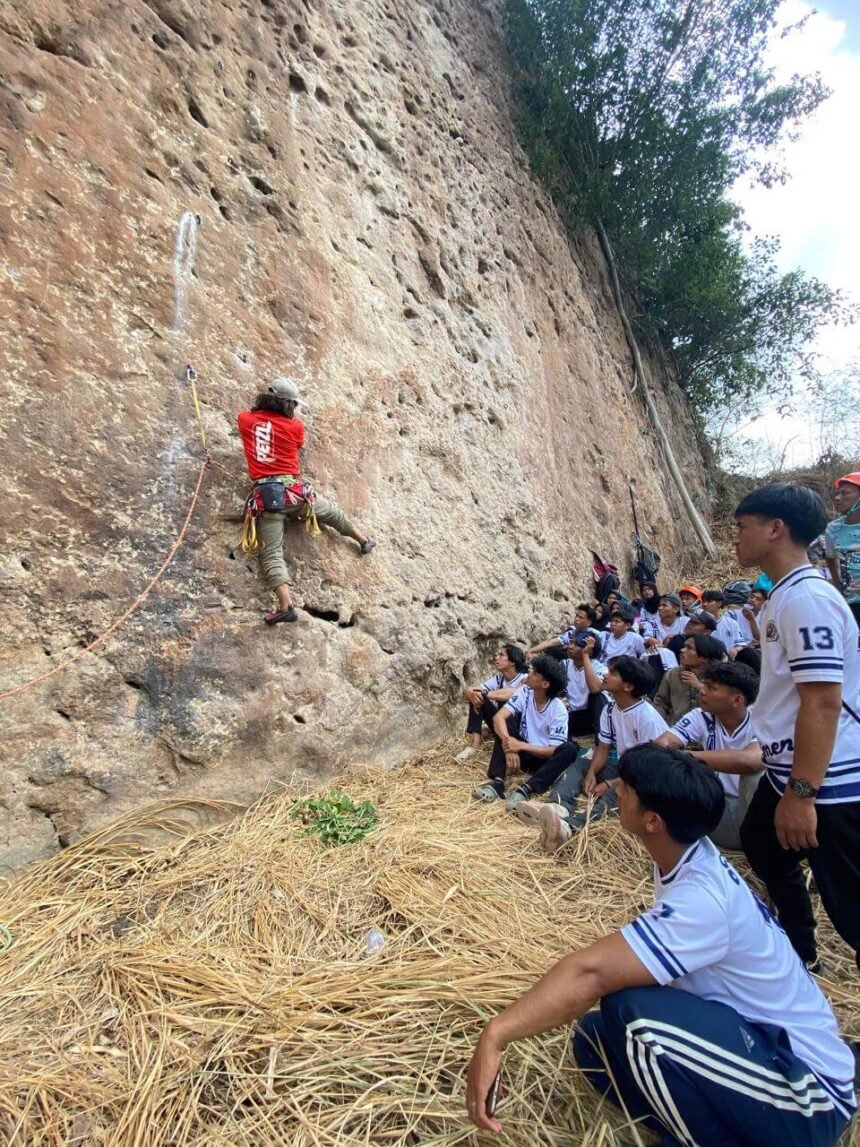 Mahasiswa PKO UNIMEN mengikuti praktik panjat tebing di Tebing Alam Mandu, Enrekang, sebagai bagian dari pembelajaran lapangan bersama FPTI Kabupaten Enrekang.