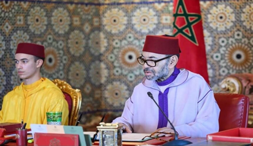 Raja Maroko Mohammed VI memimpin rapat Dewan Menteri di Istana Kerajaan di Rabat pada Sabtu (17/10/2026).