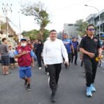 Caption: CFD Jalan Rusa Makassar menjadi ruang olahraga sekaligus penggerak ekonomi lokal melalui aktivitas PKL dan UMKM yang menawarkan beragam produk kepada masyarakat.