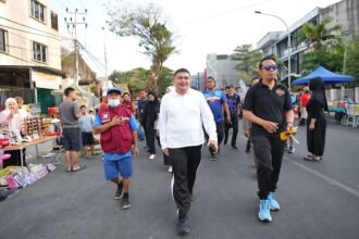 Caption: CFD Jalan Rusa Makassar menjadi ruang olahraga sekaligus penggerak ekonomi lokal melalui aktivitas PKL dan UMKM yang menawarkan beragam produk kepada masyarakat.