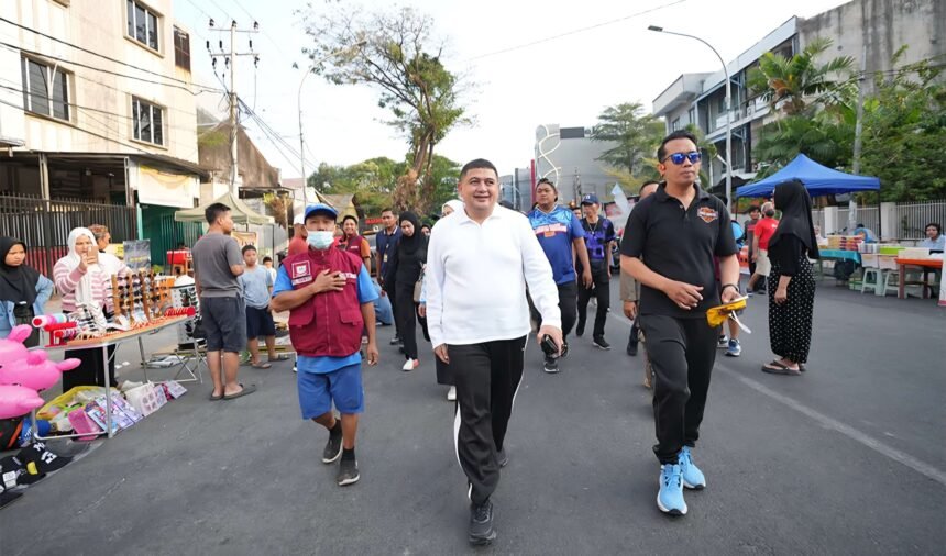 Caption: CFD Jalan Rusa Makassar menjadi ruang olahraga sekaligus penggerak ekonomi lokal melalui aktivitas PKL dan UMKM yang menawarkan beragam produk kepada masyarakat.