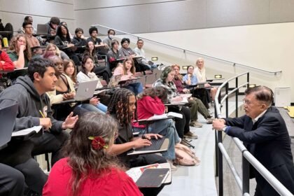 Jusuf Kalla menyampaikan kuliah tentang transisi energi hijau kepada mahasiswa Northern Illinois University di DeKalb, Illinois, Amerika Serikat, 20 Oktober 2026.