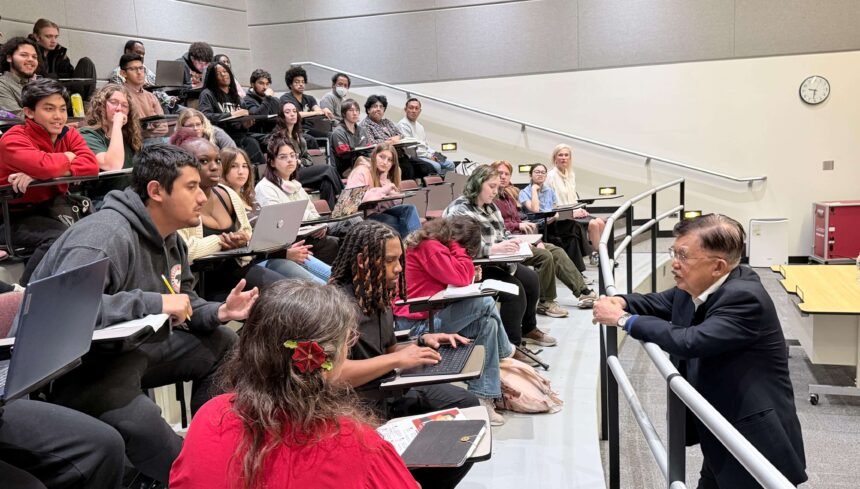 Jusuf Kalla menyampaikan kuliah tentang transisi energi hijau kepada mahasiswa Northern Illinois University di DeKalb, Illinois, Amerika Serikat, 20 Oktober 2026.