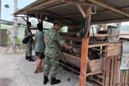 Sertu Dwi Priyanto berdialog dengan peternak kambing di Desa Dukuh, Sragen, untuk mengingatkan pentingnya menjaga kebersihan kandang.