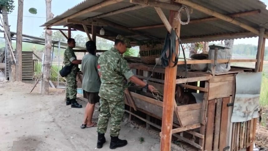 Sertu Dwi Priyanto berdialog dengan peternak kambing di Desa Dukuh, Sragen, untuk mengingatkan pentingnya menjaga kebersihan kandang.