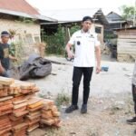Bupati Enrekang H. Muh. Yusuf Ritangnga meninjau rumah warga penerima bantuan BSPS di Kelurahan Baraka.