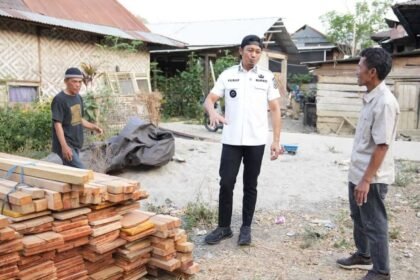 Bupati Enrekang H. Muh. Yusuf Ritangnga meninjau rumah warga penerima bantuan BSPS di Kelurahan Baraka.
