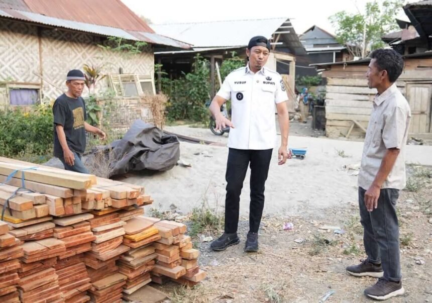 Bupati Enrekang H. Muh. Yusuf Ritangnga meninjau rumah warga penerima bantuan BSPS di Kelurahan Baraka.
