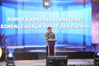 Sekretaris Jenderal Kementerian Dalam Negeri (Kemendagri) Tomsi Tohir saat membuka Rapat Koordinasi Nasional Sinergi Hukum Pusat dan Daerah di Jakarta, Kamis (22/10/2026). (ft/puspenkemendagri/ho)