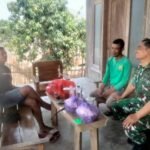 Babinsa Koramil 11/Jenar, Serka Bambang Margini, mengimbau warga Desa Jenar, Sragen, meningkatkan kewaspadaan terhadap risiko karhutla.