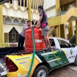 LAZISMU Enrekang dan UNIMEN menyalurkan air bersih gratis kepada warga terdampak kemarau panjang.