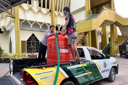LAZISMU Enrekang dan UNIMEN menyalurkan air bersih gratis kepada warga terdampak kemarau panjang.