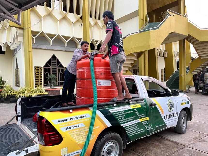 LAZISMU Enrekang dan UNIMEN menyalurkan air bersih gratis kepada warga terdampak kemarau panjang.