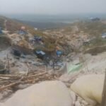 Aktivitas penambangan sinabar di kawasan perbukitan Kabupaten Buru, Maluku, terlihat meninggalkan kerusakan lahan.