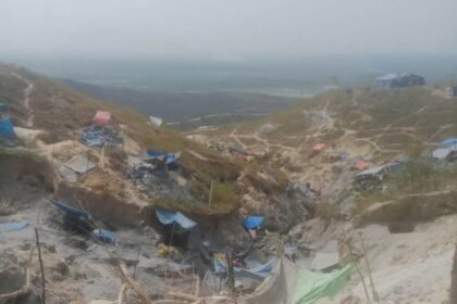 Aktivitas penambangan sinabar di kawasan perbukitan Kabupaten Buru, Maluku, terlihat meninggalkan kerusakan lahan.