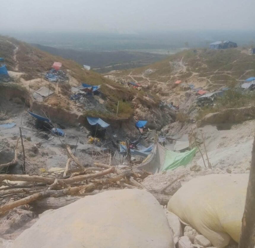 Aktivitas penambangan sinabar di kawasan perbukitan Kabupaten Buru, Maluku, terlihat meninggalkan kerusakan lahan.