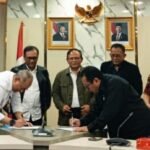 Ketua Umum SMSI Firdaus dan Direktur Utama RRI Hendrasmo dalam penandatanganan MoU untuk memperkuat penanggulangan hoaks dan kompetensi wartawan di Jakarta, Senin (26/10/2026).
