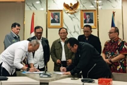 Ketua Umum SMSI Firdaus dan Direktur Utama RRI Hendrasmo dalam penandatanganan MoU untuk memperkuat penanggulangan hoaks dan kompetensi wartawan di Jakarta, Senin (26/10/2026).