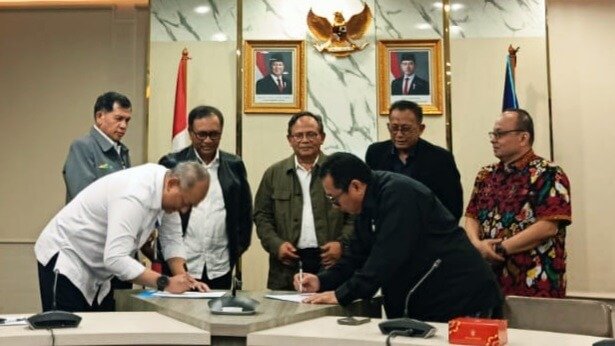 Ketua Umum SMSI Firdaus dan Direktur Utama RRI Hendrasmo dalam penandatanganan MoU untuk memperkuat penanggulangan hoaks dan kompetensi wartawan di Jakarta, Senin (26/10/2026).