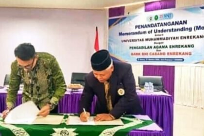 Rektor UNIMEN Syawal Sitonda bersama jajaran universitas dan BNI Cabang Enrekang dalam penandatanganan MoU digitalisasi layanan kampus, Selasa (27/10/2026).