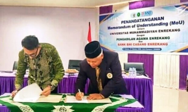 Rektor UNIMEN Syawal Sitonda bersama jajaran universitas dan BNI Cabang Enrekang dalam penandatanganan MoU digitalisasi layanan kampus, Selasa (27/10/2026).