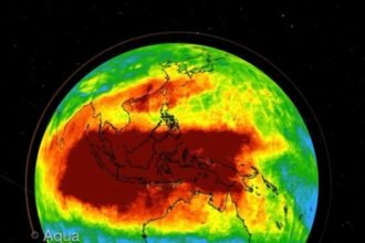 Data satelit NASA menunjukkan sebaran polusi karbon monoksida (CO) yang meluas akibat kebakaran hutan musiman di Indonesia, jum'at (16/10/2026). (ss/nasa/weathermonitor/ho)