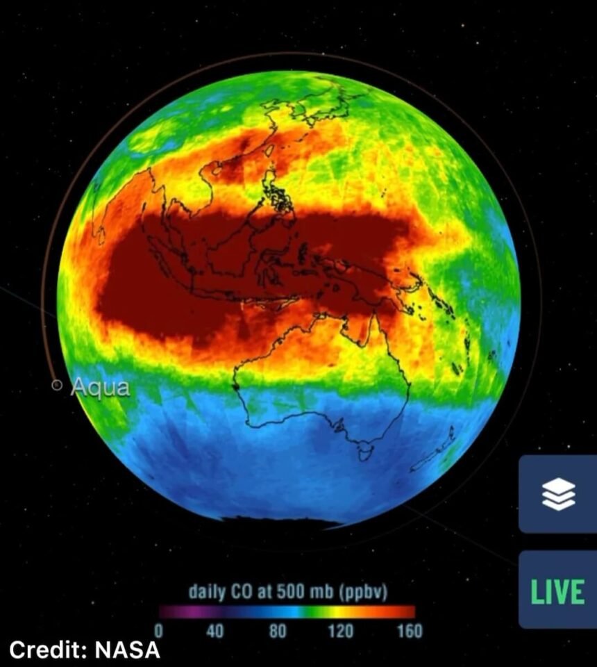 Data satelit NASA menunjukkan sebaran polusi karbon monoksida (CO) yang meluas akibat kebakaran hutan musiman di Indonesia, jum'at (16/10/2026). (ss/nasa/weathermonitor/ho)
